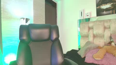 Snapshot of natasharobbins chatting on October 10, 12:04 am online show from October 10, 12:04 am