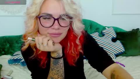 Snapshot of naughty_kittyy1 chatting on October 11, 9:17 pm Maria online show from October 11, 9:17 pm
