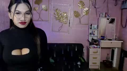 naughty_lorien143 online show from March 27, 11:33 am
