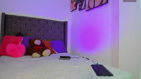 Nia online show from April 15, 9:59 pm