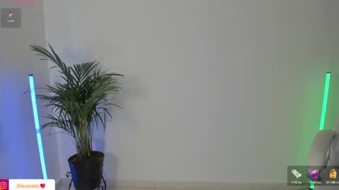 Snapshot of niaevans_x chatting on March 8, 2:38 pm Nia online show from March 8, 2:38 pm