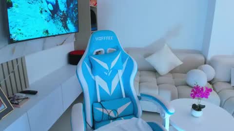 Nicolle online show from April 11, 10:13 pm