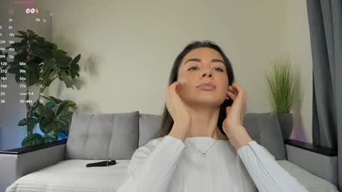 Snapshot of nicoleluuv chatting on December 8, 1:03 pm Dua Lipa online show from December 8, 1:03 pm