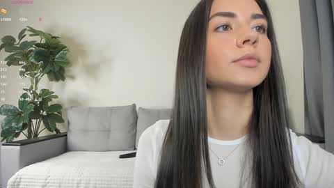 Snapshot of nicoleluuv chatting on January 19, 1:01 pm Dua Lipa online show from January 19, 1:01 pm