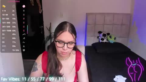 Nicol independent model online show from March 15, 3:58 pm