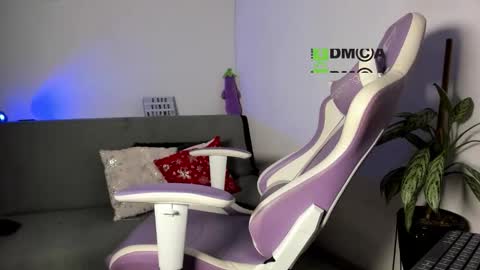 Nicol independent model online show from December 22, 7:50 pm