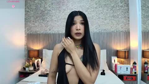 Nicolle Alvarez online show from April 13, 11:55 am