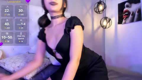 Nicolle online show from February 24, 2:38 pm