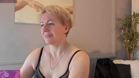 Snapshot of nika_smit chatting on February 8, 5:29 am Nika online show from February 8, 5:29 am