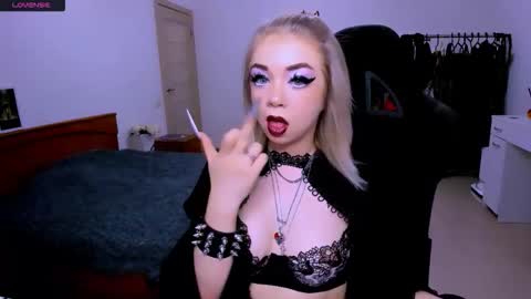 nikigoddesss online show from April 6, 4:23 am