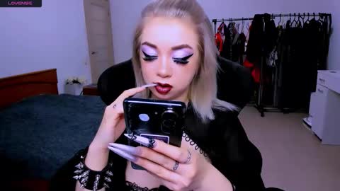 nikigoddesss online show from April 6, 4:46 am