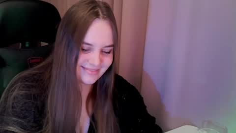 noir_ember_ online show from March 10, 5:06 pm