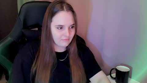 noir_ember_ online show from December 15, 12:43 pm