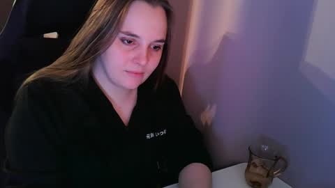 noir_ember_ online show from October 25, 1:41 pm