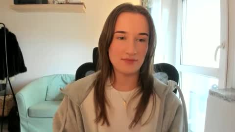 Oliwiaa2004 online show from April 10, 12:44 pm