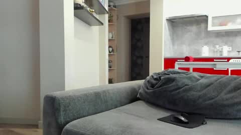 oliviamuur online show from April 1, 7:42 am