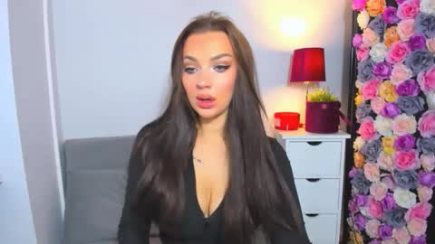 OliviaWomen online show from October 20, 6:16 am