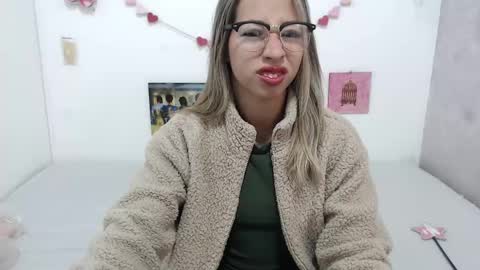 Snapshot of paolabotero chatting on March 4, 12:01 pm Paola online show from March 4, 12:01 pm