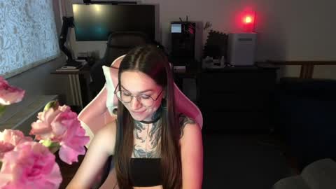 petal_dust_ online show from April 10, 2:45 pm