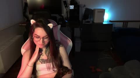 petal_dust_ online show from April 2, 4:15 pm