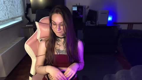 petal_dust_ online show from April 14, 3:01 pm