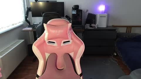 petal_dust_ online show from April 13, 2:51 pm