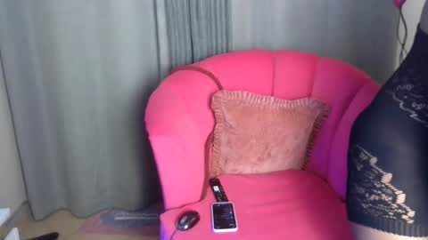 petite_princes online show from February 26, 9:39 pm