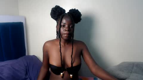 petitebeautyy online show from May 31, 7:04 pm