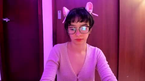 Snapshot of petitee_lunna chatting on March 3, 12:45 am Lunna online show from March 3, 12:45 am