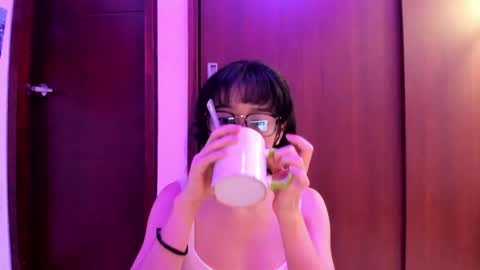 Snapshot of petitee_lunna chatting on March 1, 1:53 am Lunna online show from March 1, 1:53 am