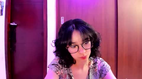 Snapshot of petitee_lunna chatting on February 10, 12:41 am Lunna online show from February 10, 12:41 am