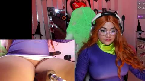 Snapshot of petitesofia_ chatting on October 22, 2:44 pm Sofia online show from October 22, 2:44 pm