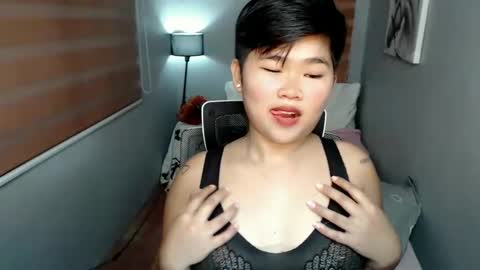 Snapshot of pinayprincesslyn chatting on January 9, 2:43 am Lyn the Lesbian online show from January 9, 2:43 am