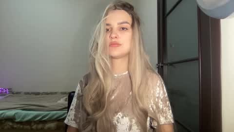 Mia online show from October 3, 8:25 pm
