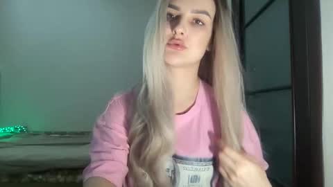Mia online show from October 17, 8:34 pm