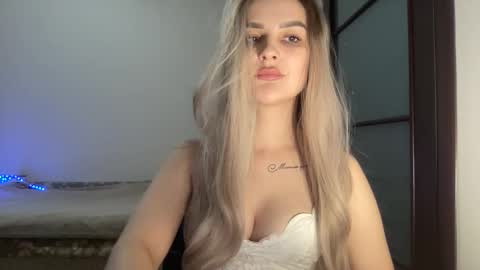 Mia online show from October 14, 9:28 pm