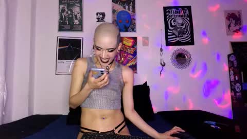 Snapshot of plutonbluemoon_999 chatting on October 3, 3:44 am online show from October 3, 3:44 am