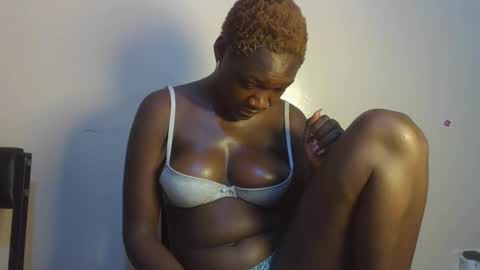 pretty_lucie online show from April 8, 12:57 am