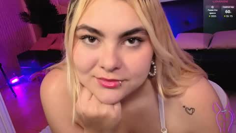 pretty_tay online show from April 14, 12:16 pm