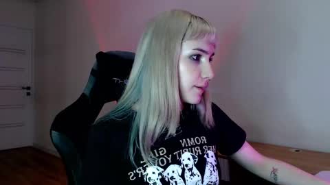 Snapshot of princessshy___ chatting on February 19, 7:38 pm 18 y.o online show from February 19, 7:38 pm