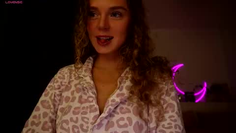 Snapshot of purple_baby chatting on September 10, 5:13 pm Sasha  wait you here 6 of November. will celebrate my B- day online show from September 10, 5:13 pm