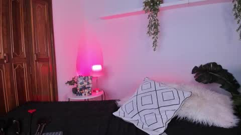 Snapshot of purplemoon_1 chatting on September 18, 1:31 pm Chloe online show from September 18, 1:31 pm