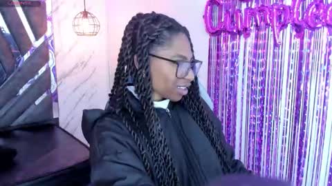 Snapshot of queen_perla_ chatting on October 22, 11:59 am online show from October 22, 11:59 am