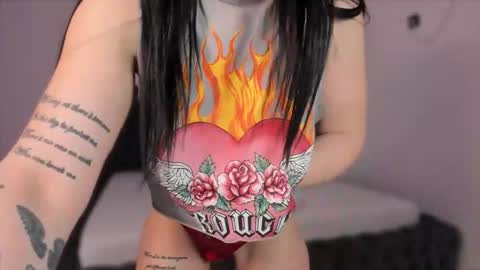 ravensilk_ online show from April 4, 7:23 pm