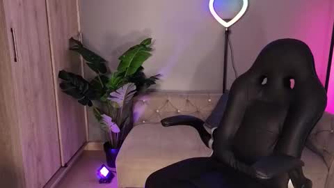 Alina Cruz online show from November 10, 11:11 pm