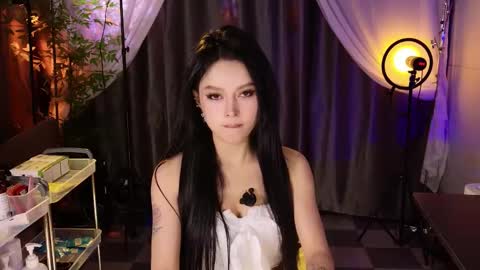 reaowna___ online show from November 23, 1:35 pm