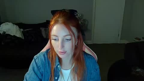 Snapshot of red_firesquirt chatting on January 13, 12:02 pm Red -  online show from January 13, 12:02 pm