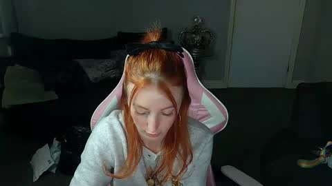 Snapshot of red_firesquirt chatting on January 20, 4:01 pm Red -  online show from January 20, 4:01 pm