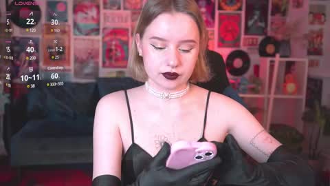 Snapshot of red_queeen chatting on March 5, 2:14 am QUEEN OF EVIL online show from March 5, 2:14 am