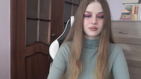 Snapshot of redhead_rabbit chatting on October 20, 2:03 am Lily online show from October 20, 2:03 am